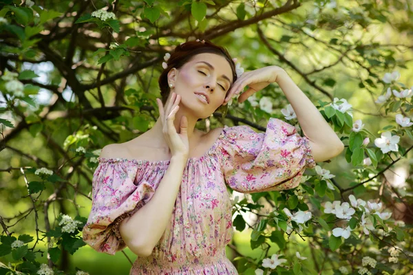 Mladá krásná žena v zahradě — Stock fotografie