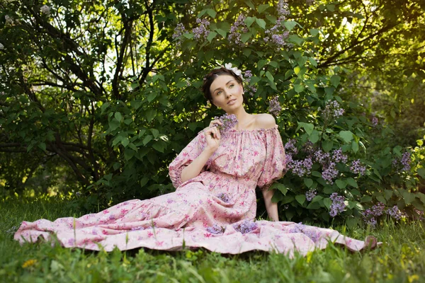 Giovane bella donna in giardino — Foto Stock