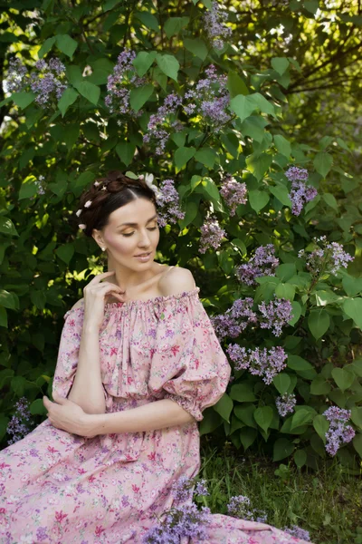 Jonge mooie vrouw in de tuin — Stockfoto