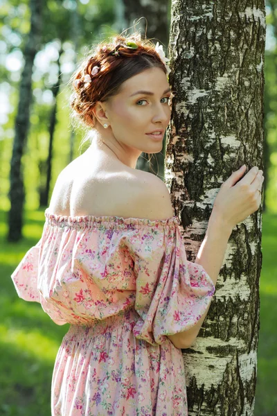 Jonge mooie vrouw in de tuin — Stockfoto