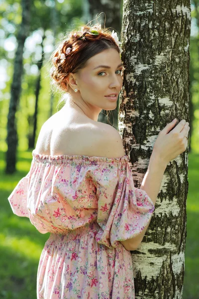 Junge schöne Frau im Garten — Stockfoto