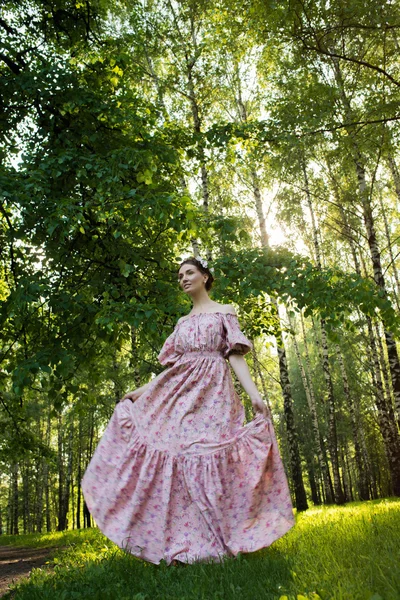 Giovane bella donna in giardino — Foto Stock