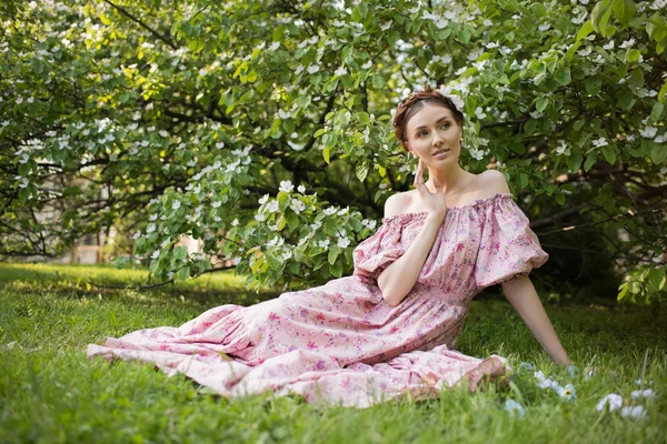 Jonge mooie vrouw in de tuin — Stockfoto