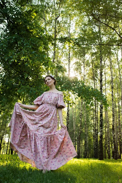 Joven hermosa mujer en el jardín — Foto de Stock