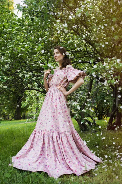 Jeune belle femme dans le jardin — Photo