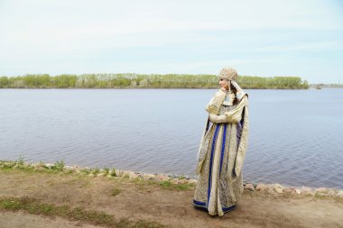 Genç güzel kadın Rus kostüm