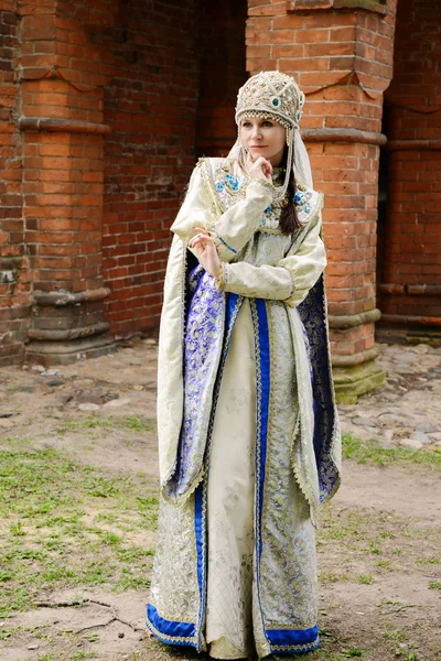ロシアの衣装の若い美しい女性 — ストック写真