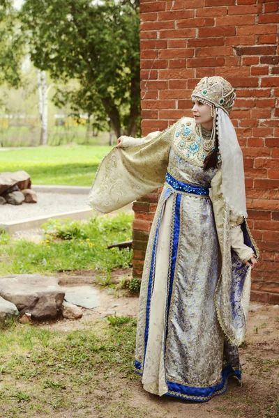 ロシアの衣装の若い美しい女性 — ストック写真