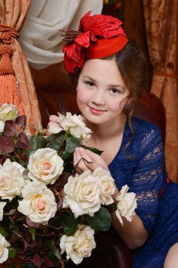 Genç kız Noel için bekliyor