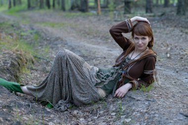 Ormandaki genç ve güzel kız