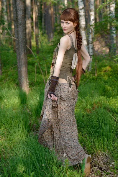 Молодая красивая девушка в лесу — стоковое фото
