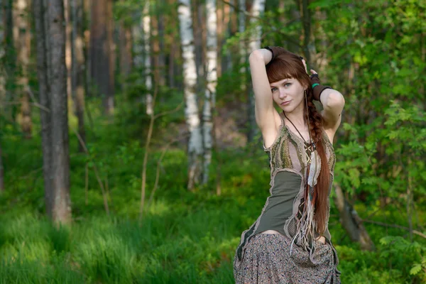 Ormandaki genç ve güzel kız — Stok fotoğraf