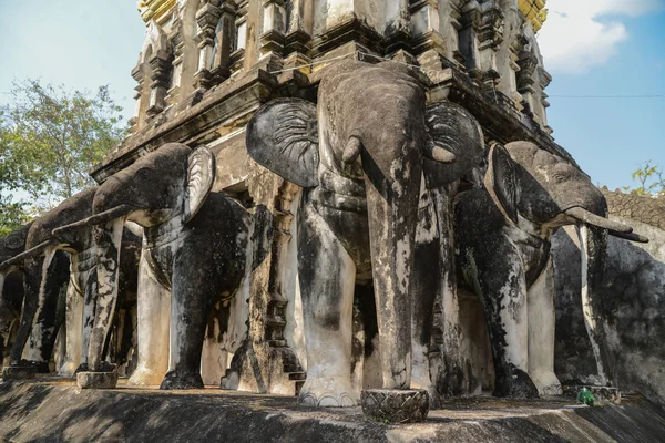 Antiguo templo budista en Tailandia —  Fotos de Stock