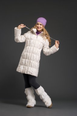 Kışın giyinmiş güzel bir kadın.