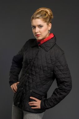 Kışın giyinmiş güzel bir kadın.