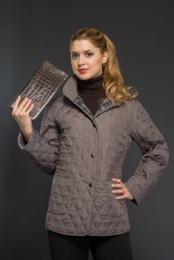 Kışın giyinmiş güzel bir kadın.