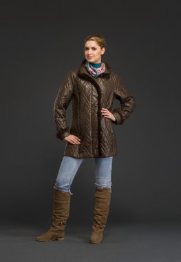 Kışın giyinmiş güzel bir kadın.