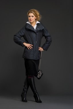 Kışın giyinmiş güzel bir kadın.