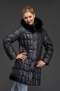 Kışın giyinmiş güzel bir kadın.