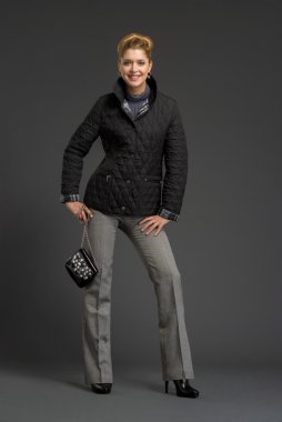 Kışın giyinmiş güzel bir kadın.