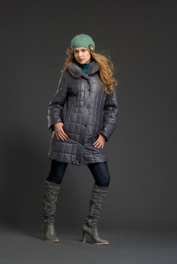 Kışın giyinmiş güzel bir kadın.