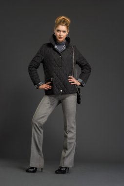 Kışın giyinmiş güzel bir kadın.