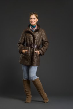 Kışın giyinmiş güzel bir kadın.