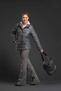 Kışın giyinmiş güzel bir kadın.