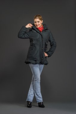 Kışın giyinmiş güzel bir kadın.