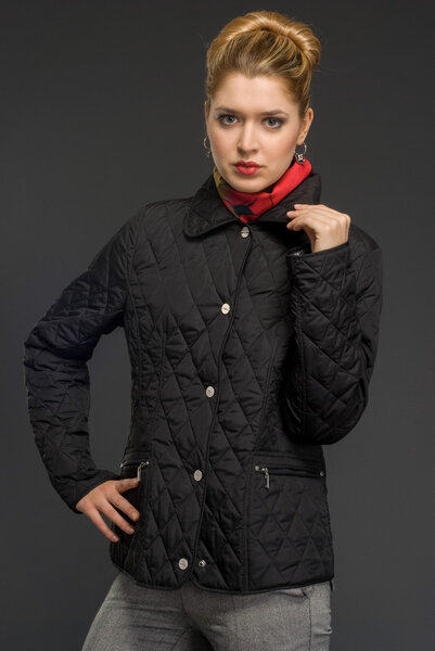 молодая красивая женщина в зимней одежде