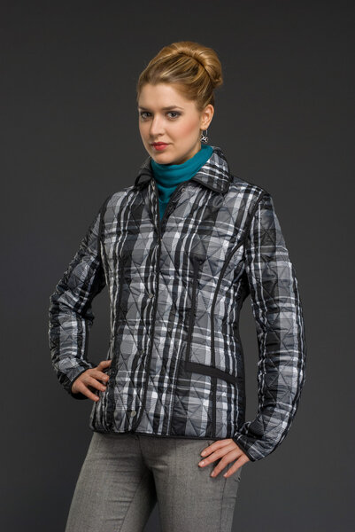 молодая красивая женщина в зимней одежде