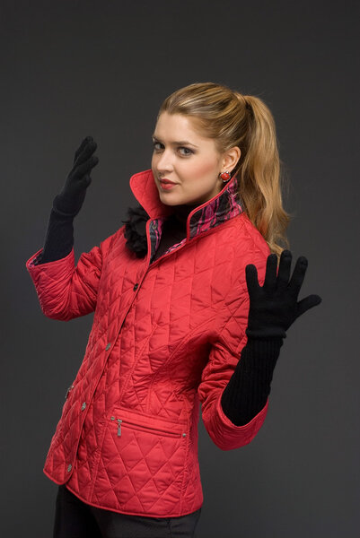 молодая красивая женщина в зимней одежде