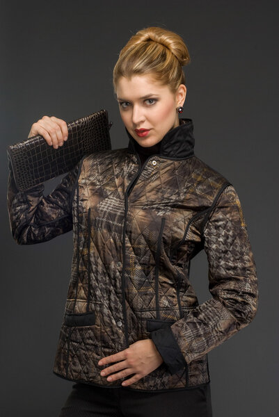 молодая красивая женщина в зимней одежде