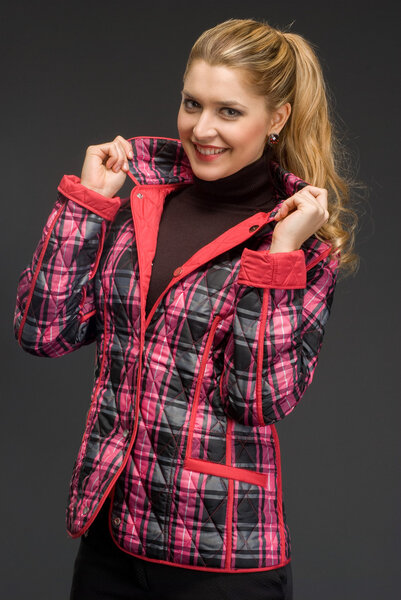 молодая красивая женщина в зимней одежде