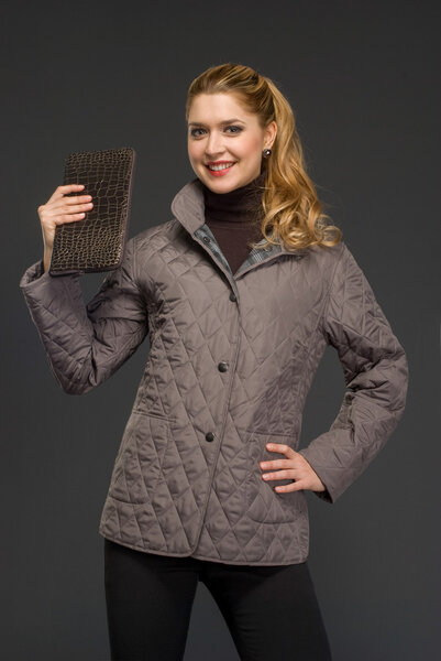 молодая красивая женщина в зимней одежде