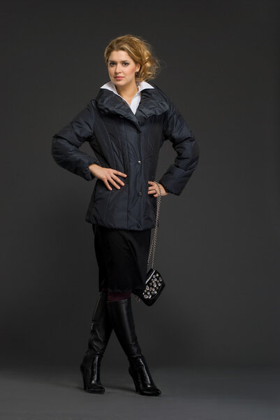 молодая красивая женщина в зимней одежде