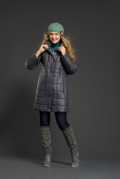 молодая красивая женщина в зимней одежде