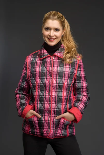 Kışın giyinmiş güzel bir kadın.