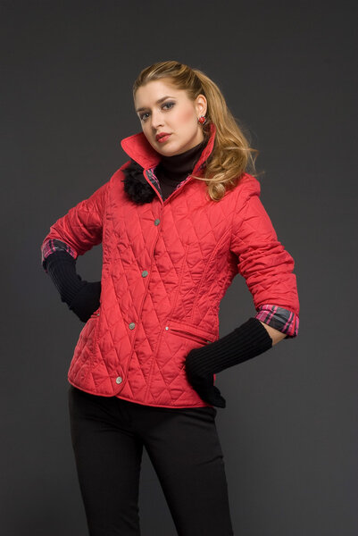 молодая красивая женщина в зимней одежде