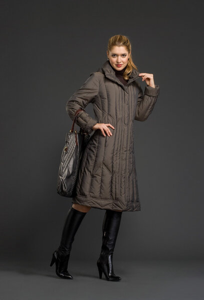 молодая красивая женщина в зимней одежде