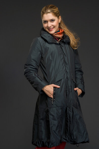 молодая красивая женщина в зимней одежде