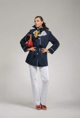 Genç kadın rahat kıyafet poz