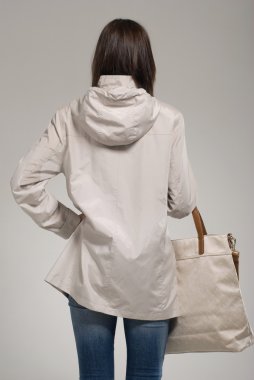 Genç kadın rahat kıyafet poz