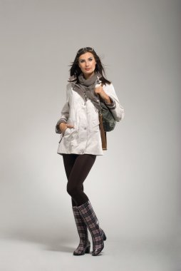 Genç kadın rahat kıyafet poz