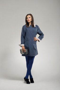 Genç kadın rahat kıyafet poz