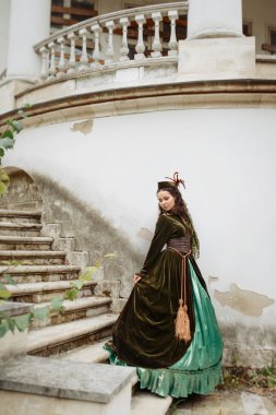 Scarlett O'Hara görüntüsünü adlı genç kız