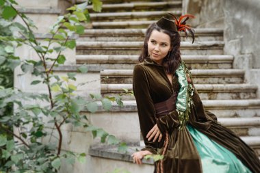 Scarlett O'Hara görüntüsünü adlı genç kız