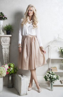 Genç kız stüdyoda poz