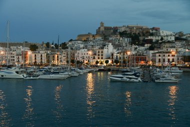 Balear Adaları Koyu'ndaki güzel gün batımı