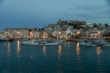 Balear Adaları Koyu'ndaki güzel gün batımı